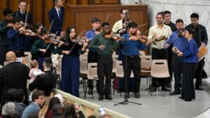 Audiência Geral: a saudação do Papa a jovens violinistas do Brasil