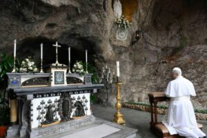 A oração de Leão XIV pelos enfermos na Gruta de Lourdes, no Vaticano