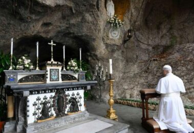 A oração de Leão XIV pelos enfermos na Gruta de Lourdes, no Vaticano