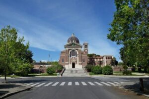 Na colina mais alta de Óstia, a paróquia que recebe o Papa Leão