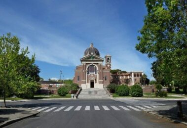 Na colina mais alta de Óstia, a paróquia que recebe o Papa Leão