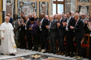 Papa: a saúde em perigo devido às guerras, o mais absurdo atentado contra a vida