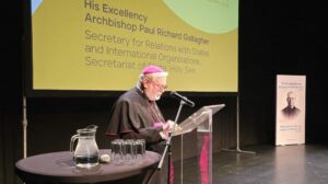 Gallagher: a paz ameaçada e ferida. Deus pode reconstruir as nações das cinzas do ódio