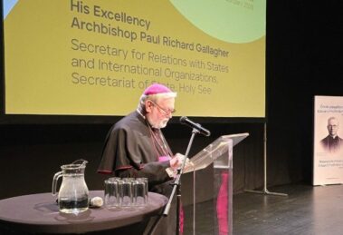 Gallagher: a paz ameaçada e ferida. Deus pode reconstruir as nações das cinzas do ódio