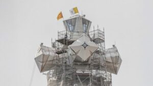 Basílica da Sagrada Família na Espanha: concluída a cruz da torre de Jesus Cristo