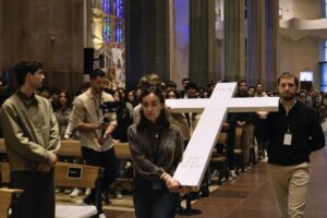 Barcelona: jovens em oração pela paz em Camarões