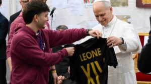 Paróquia no Quarticciolo, luz do amor no bairro, diz Papa a jovens