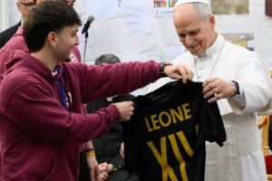 Paróquia no Quarticciolo, luz do amor no bairro, diz Papa a jovens