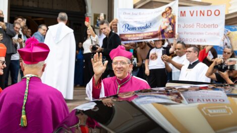 Multidão acolhe Dom José Roberto Fortes Palau na posse como novo arcebispo de Sorocaba