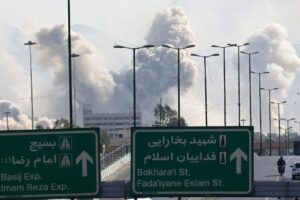 Oriente Médio, continuam os ataques aéreos no Irã. Centenas de vítimas