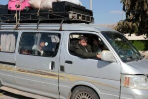 Líbano: refugiados sírios fogem da guerra. Em fuga de carro ou de ônibus