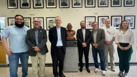 Dom José Roberto visita a Uniso