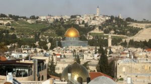 Jerusalém: lugares santos e uma escola ultrajados pela violência