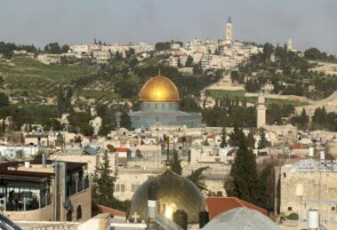 Jerusalém: lugares santos e uma escola ultrajados pela violência