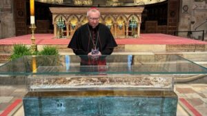 Parolin: a um mundo em ânsia e em guerra, São Francisco oferece alegria e fraternidade