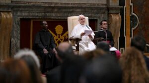 Papa a jornalistas: mostrar a guerra com seus sofrimentos, não como um videogame