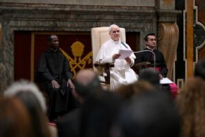 Papa a jornalistas: mostrar a guerra com seus sofrimentos, não como um videogame