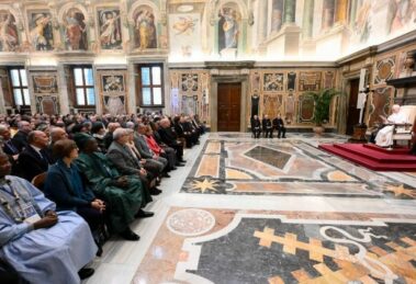 Papa: humanidade vive formas de barbárie, é preciso recompor a unidade