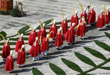 Papa confia à Maria os crucificados de hoje: rejeitar a guerra com o Rei da paz