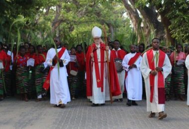 “Viver a Semana Santa com confiança e amor”: Arcebispo da Beira no Domingo de Ramos
