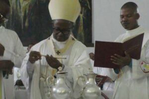Dom Inácio Saúre pede oração pelos sacerdotes na Missa Crismal em Nampula