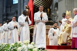 Papa Leão XIV lava os pés de 12 sacerdotes na Missa da Ceia do Senhor