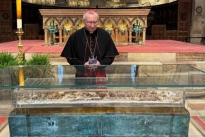 Parolin: “São Francisco nos reconduz ao centro, que é Cristo”