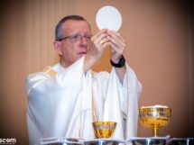 Missa dos Santos Óleos reúne clero e fiéis para a renovação das promessas sacerdotais na Catedral de Sorocaba