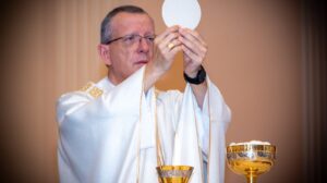 Missa dos Santos Óleos reúne clero e fiéis para a renovação das promessas sacerdotais na Catedral de Sorocaba