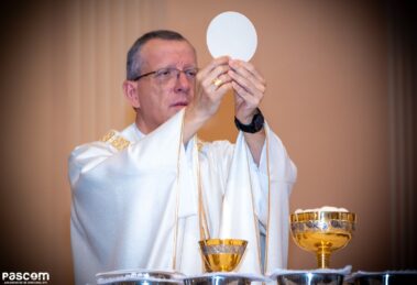 Missa dos Santos Óleos reúne clero e fiéis para a renovação das promessas sacerdotais na Catedral de Sorocaba