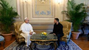 Papa a Zelensky: próximo dos ucranianos, é urgente toda ajuda humanitária