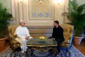 Papa a Zelensky: próximo dos ucranianos, é urgente toda ajuda humanitária