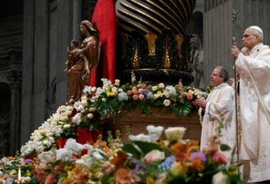 O Papa: ressuscitados com Cristo, podemos dar vida a um mundo novo, de paz e de unidade