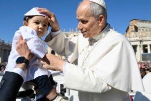 Papa: até o sofrimento, vivido em união com Jesus, é caminho para a santidade