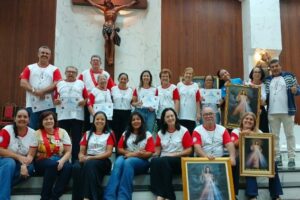 Misericórdia em ação: conheça os Apóstolos Eucarísticos que transformam paróquias no Brasil