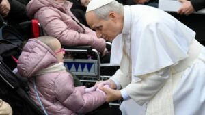 Papa: caminhar ao lado de doentes e migrantes segundo o estilo de Deus