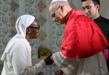 Em um minuto, o primeiro dia do Papa na Argélia