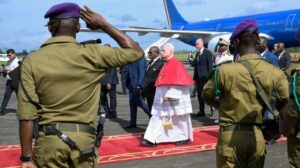 Leão XIV chega a Camarões para a 2ª etapa de sua viagem apostólica à África