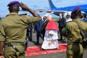 Leão XIV chega a Camarões para a 2ª etapa de sua viagem apostólica à África