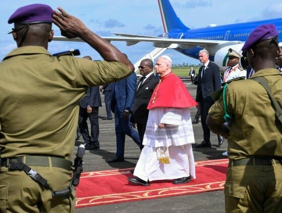 Leão XIV chega a Camarões para a 2ª etapa de sua viagem apostólica à África
