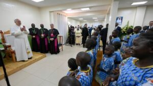 Papa visita orfanato: onde há sofrimento e injustiça, Deus está presente