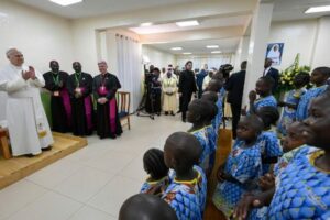 Papa visita orfanato: onde há sofrimento e injustiça, Deus está presente