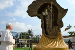 Em um minuto, as imagens do quinto dia do Papa na África