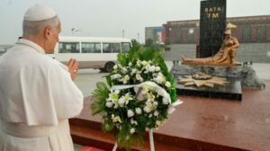 Em Bata, Leão XIV reza pelas vítimas da explosão de 2021