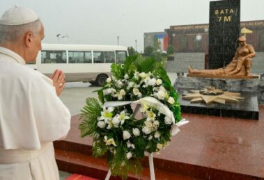 Em Bata, Leão XIV reza pelas vítimas da explosão de 2021