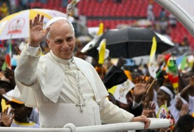 O Papa: a luz da caridade, cultivada nos lares e vivida na fé, pode transformar o mundo