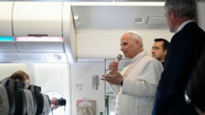 Papa envia telegrama a chefes de Estado de 7 países no voo de volta a Roma