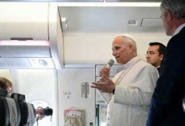 Papa envia telegrama a chefes de Estado de 7 países no voo de volta a Roma