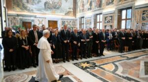 Papa: políticos recuperem contato com o povo, antídoto contra populismos