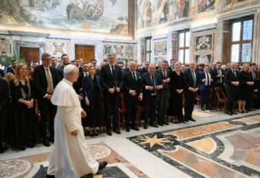 Papa: políticos recuperem contato com o povo, antídoto contra populismos